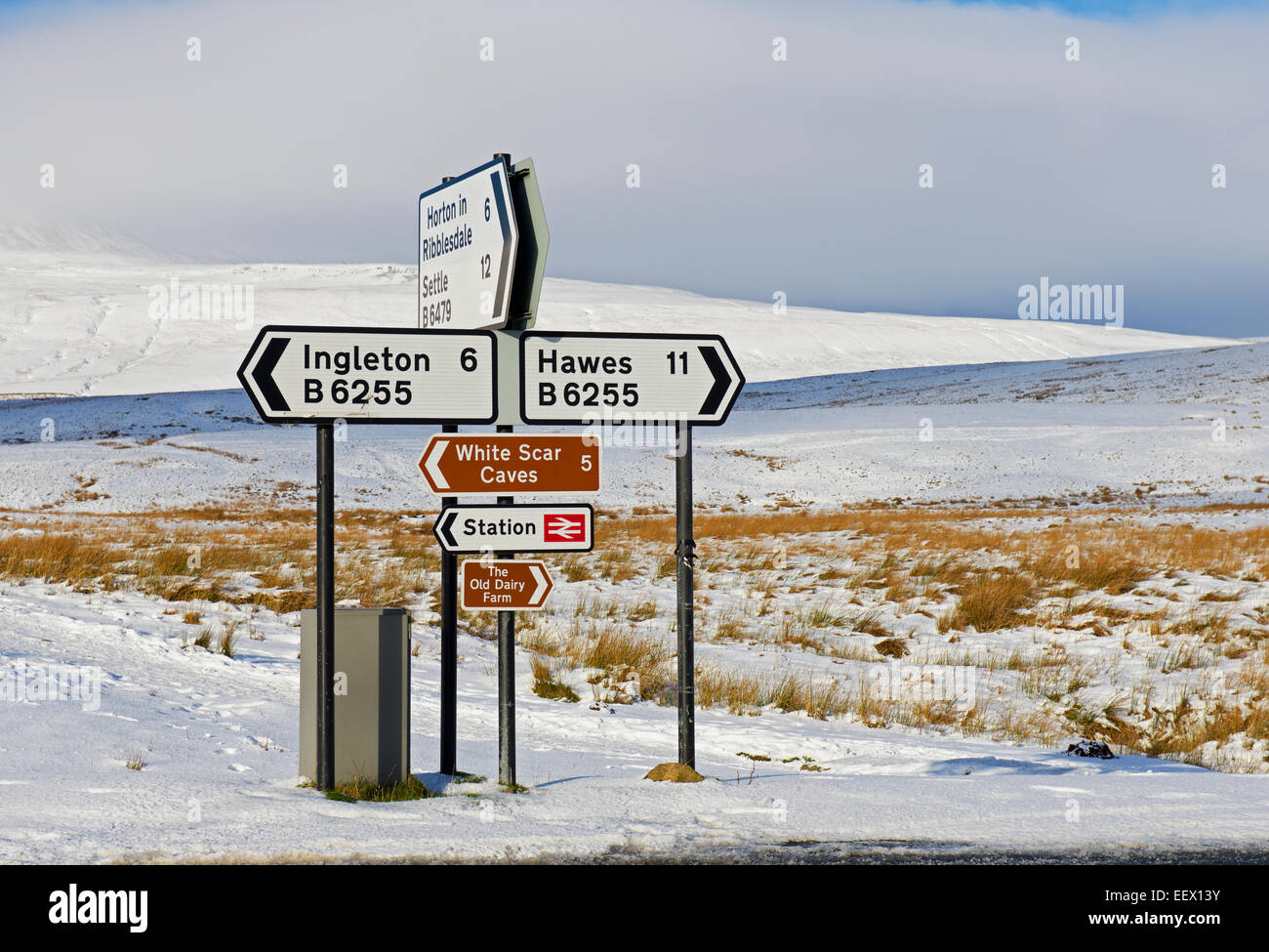 Segnaletica stradale, con Whernside nella distanza, Ribblesdale, Yorkshire Dales National Park, North Yorkshire, Inghilterra, Regno Unito Foto Stock