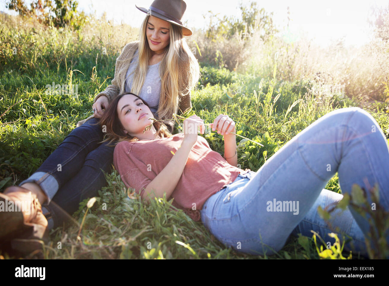 Apple Orchard. Due donne che giace nell'erba. Foto Stock