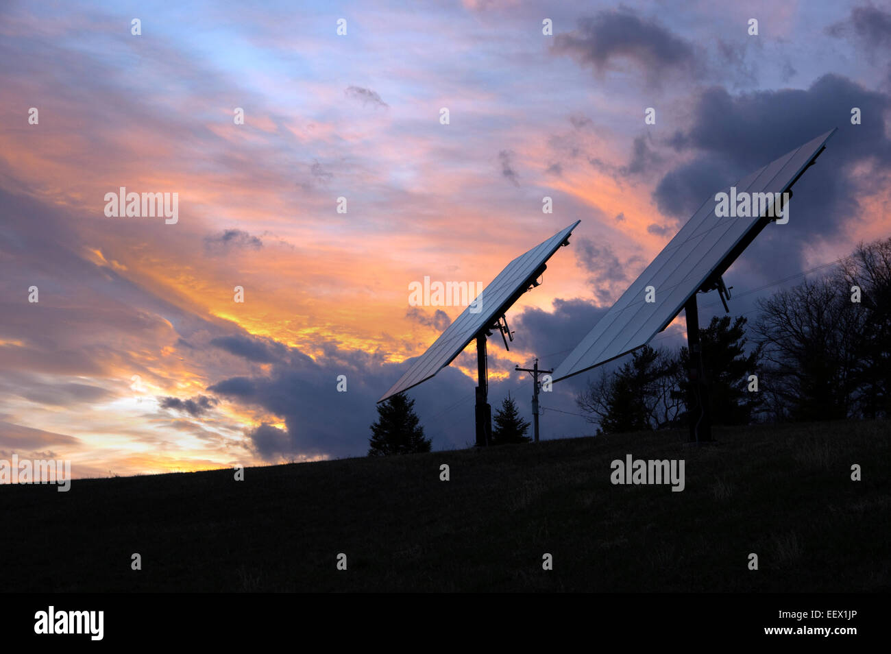 Tramonto dietro pannelli solari fotovoltaici Foto Stock