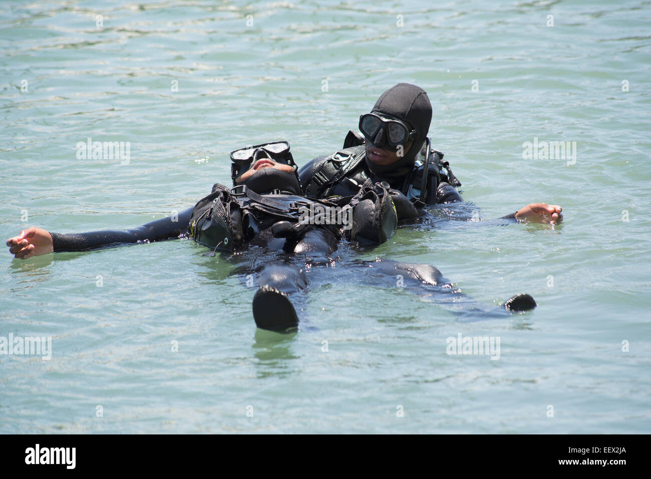 Commercial deep sea diver formazione simulando una situazione di salvataggio di un subacqueo salvataggi di un altro Foto Stock