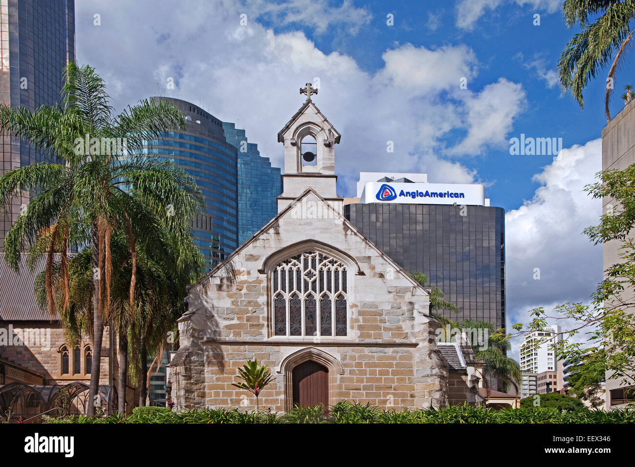 Grattacieli e St Stephen's vecchia cattedrale cattolica / di Santo Stefano Cappella a Brisbane, la capitale del Queensland, Australia Foto Stock