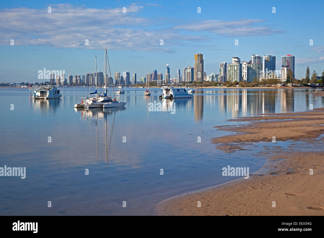 Lo skyline di Surfers Paradise mostra grattacieli, appartamenti e highrise caseggiati, Queensland, Australia Foto Stock