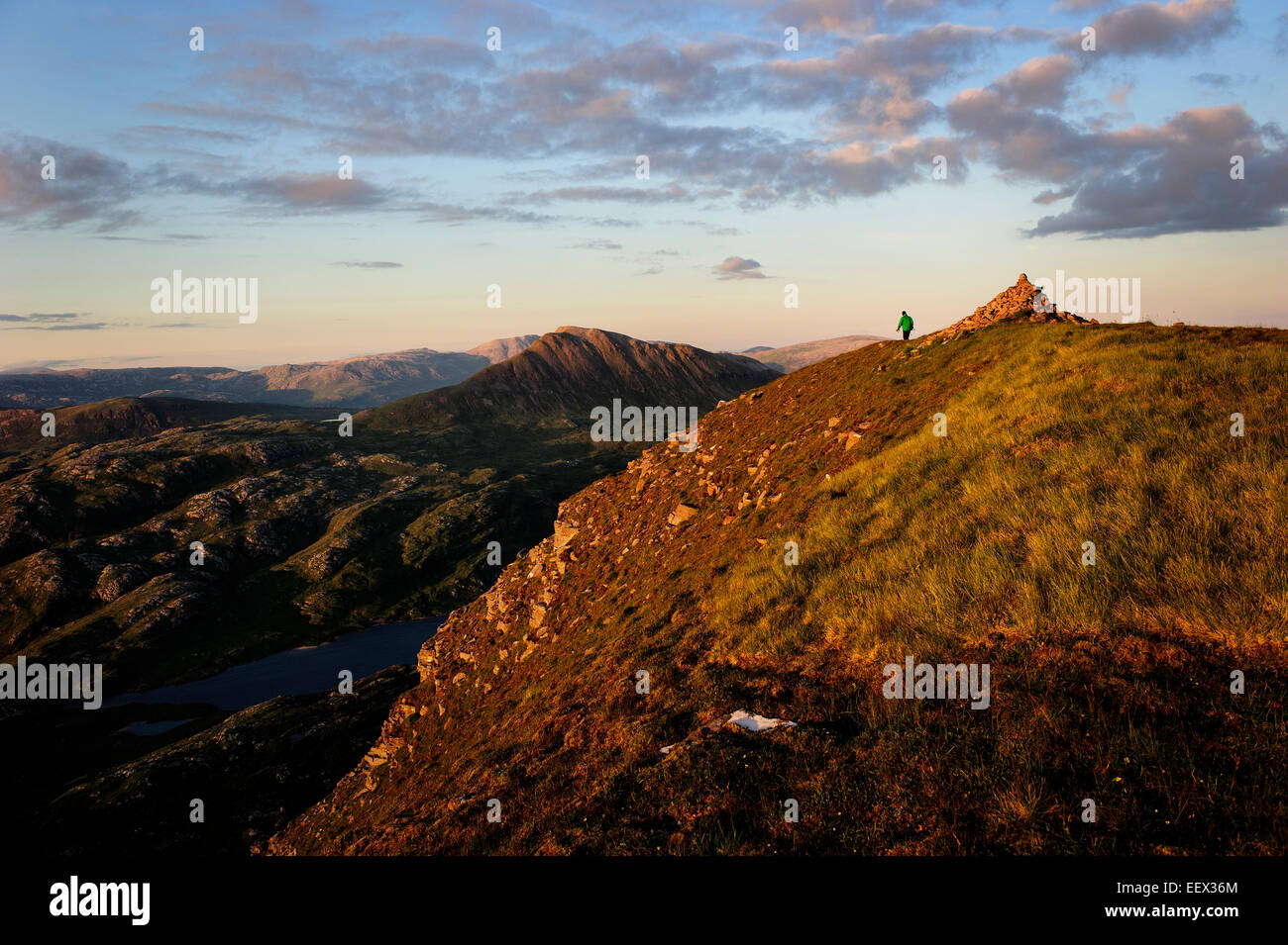 Un escursionista cammina il vertice della montagna Suilven in Scozia, Regno Unito. Foto Stock