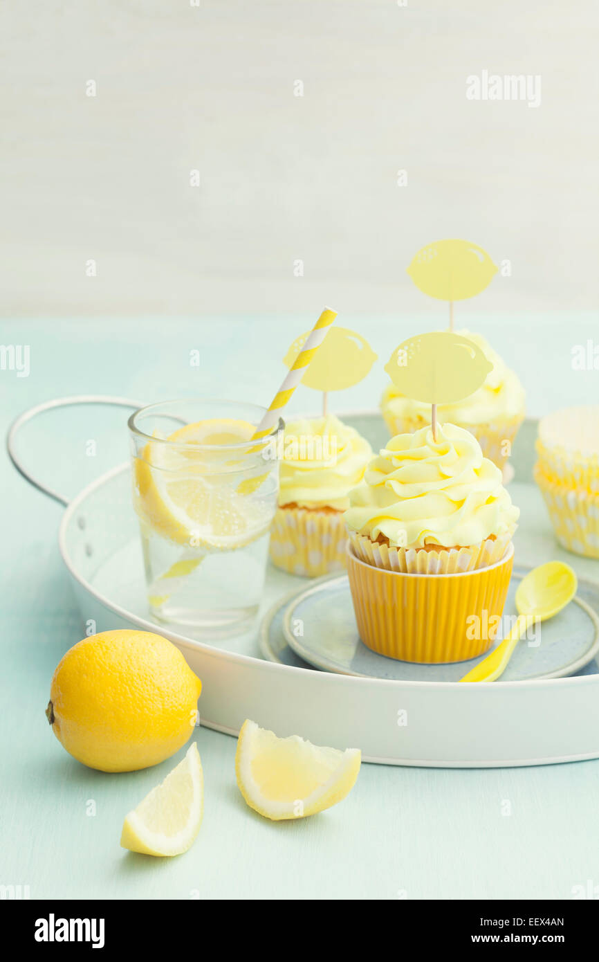 Tortini di limone decorato con limone cupcake topper Foto Stock