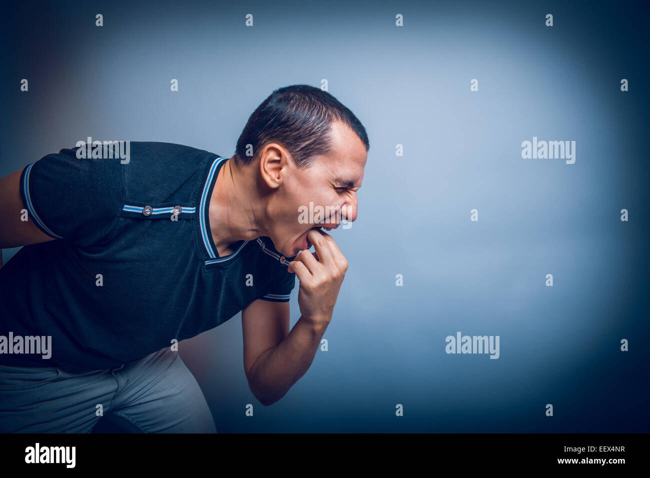 L'uomo di aspetto europeo brunet provoca vomito mettendo hi Foto Stock