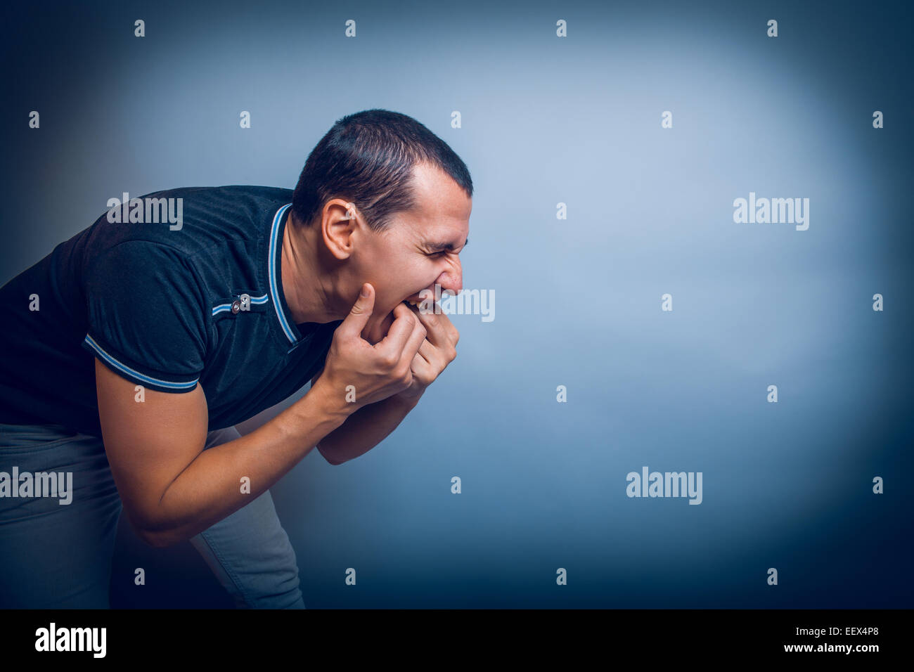Uomo di aspetto europeo brunet spinto le sue dita Foto Stock