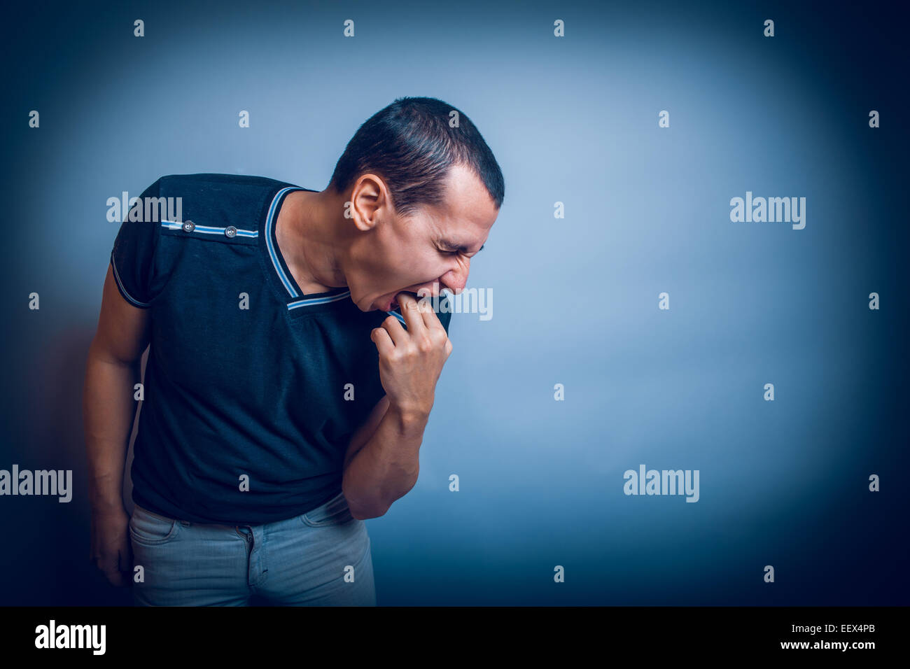 L'uomo di aspetto europeo brunet malati provoca vomito putti Foto Stock