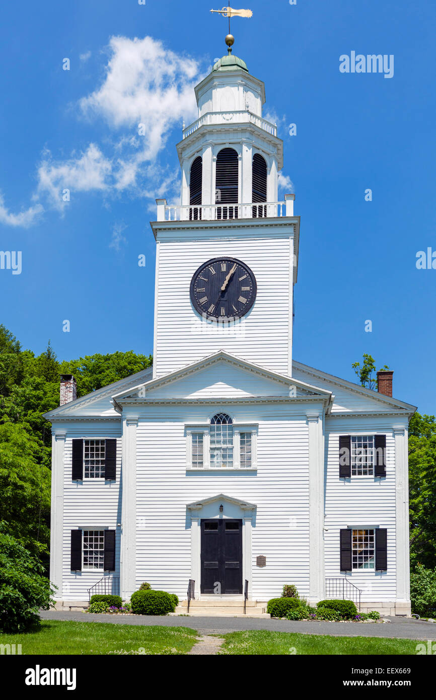 I primi 19thC chiesa sulla collina, Main Street, Lenox, Berkshire County, Massachusetts, STATI UNITI D'AMERICA Foto Stock