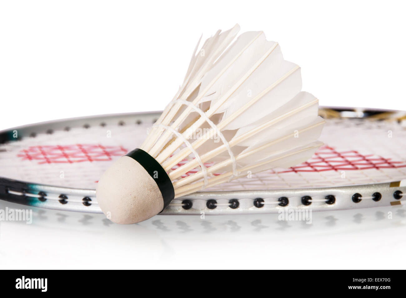 Volano vicino a badminton racchetta isolati su sfondo bianco Foto Stock