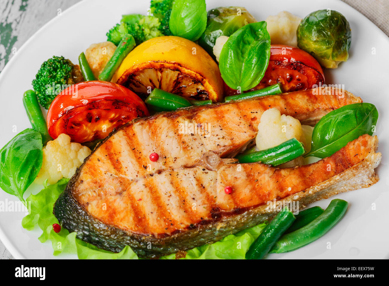Bistecca di salmone alla griglia con le verdure su una piastra Foto Stock