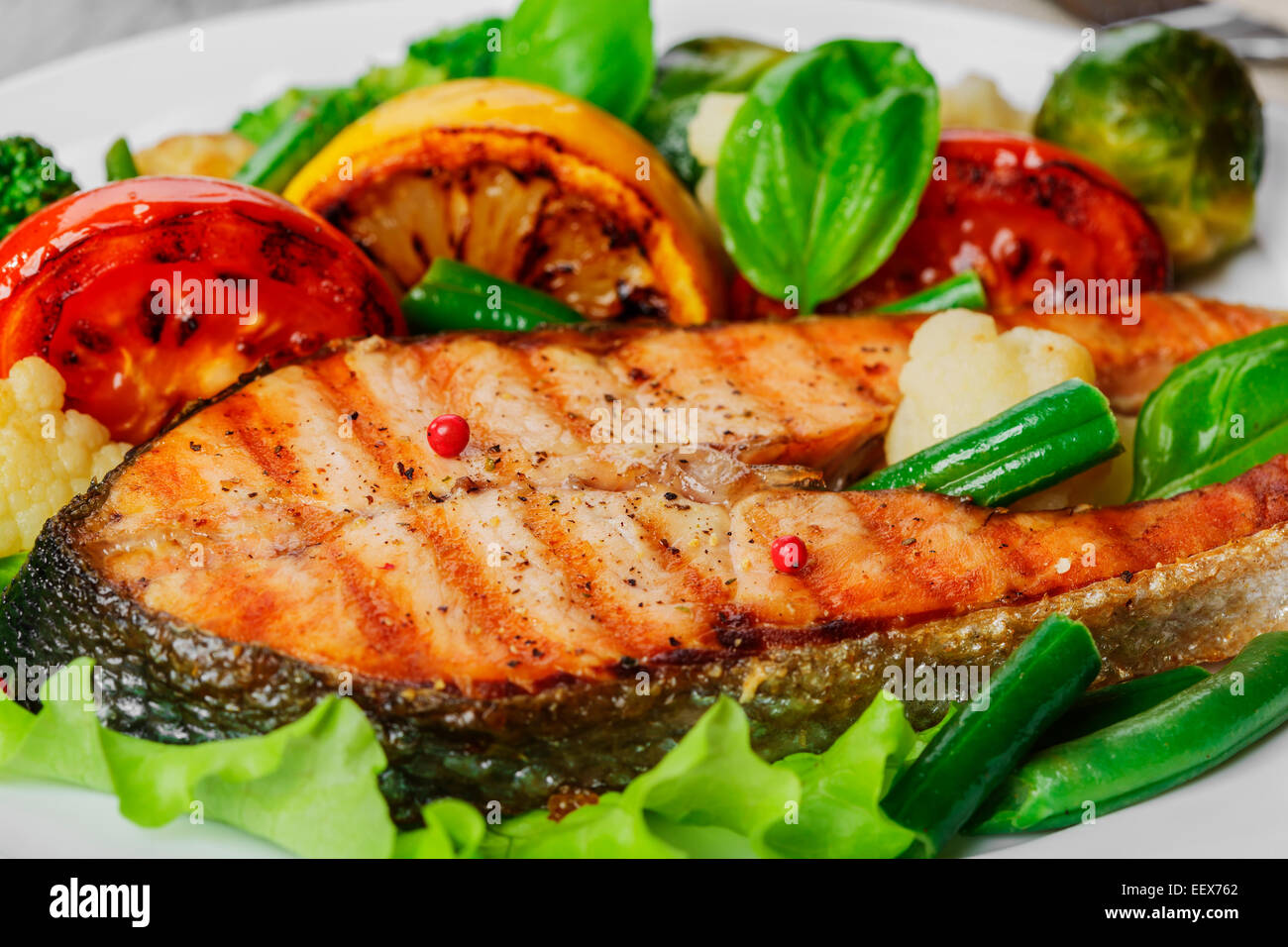 Bistecca di salmone alla griglia con le verdure su una piastra Foto Stock