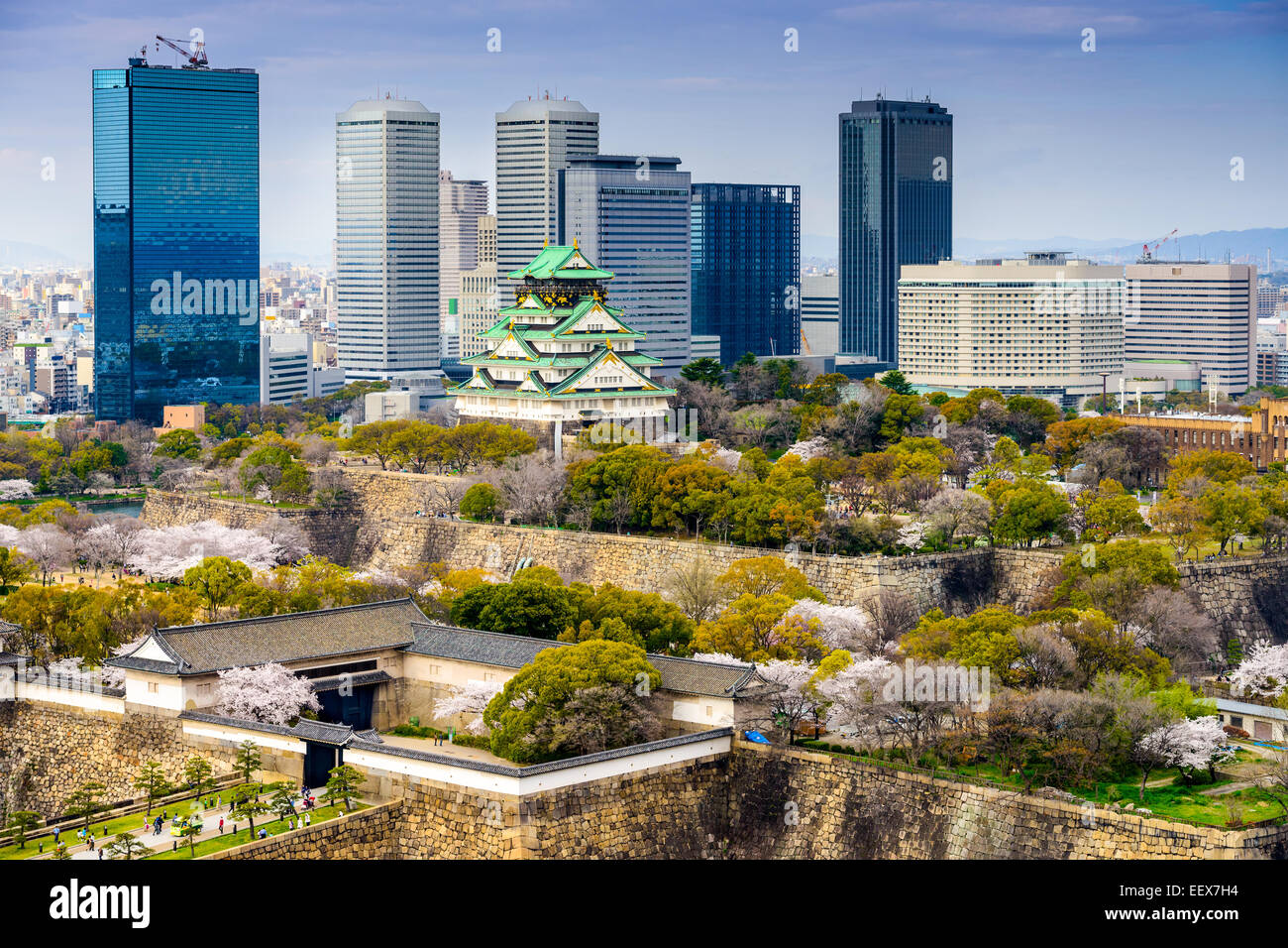 Osaka, Giappone skyline della città al castello e business park. Foto Stock