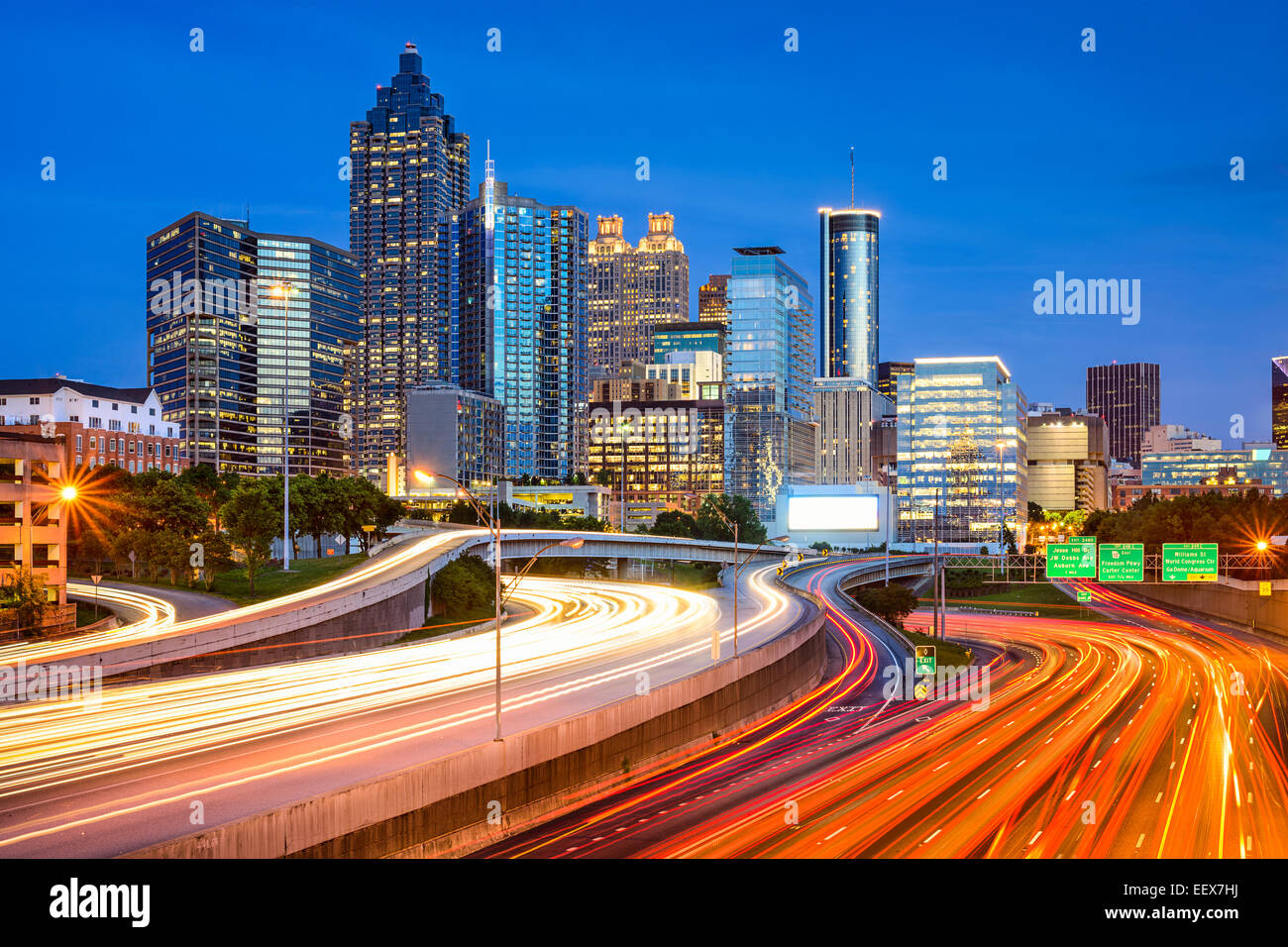 Atlanta, Georgia, Stati Uniti d'America downtown skyline della città oltre la Interstate. Foto Stock