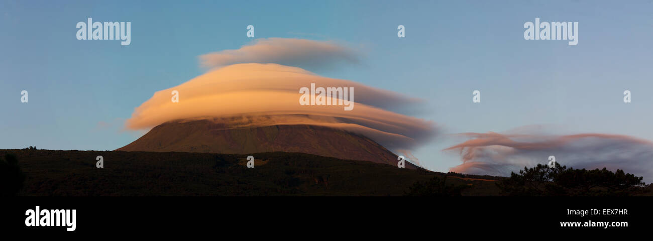 Vista panoramica di nubi lenticolari che circondano il Monte Pico e Piquinho, isola Pico, Azzorre, Portogallo Foto Stock