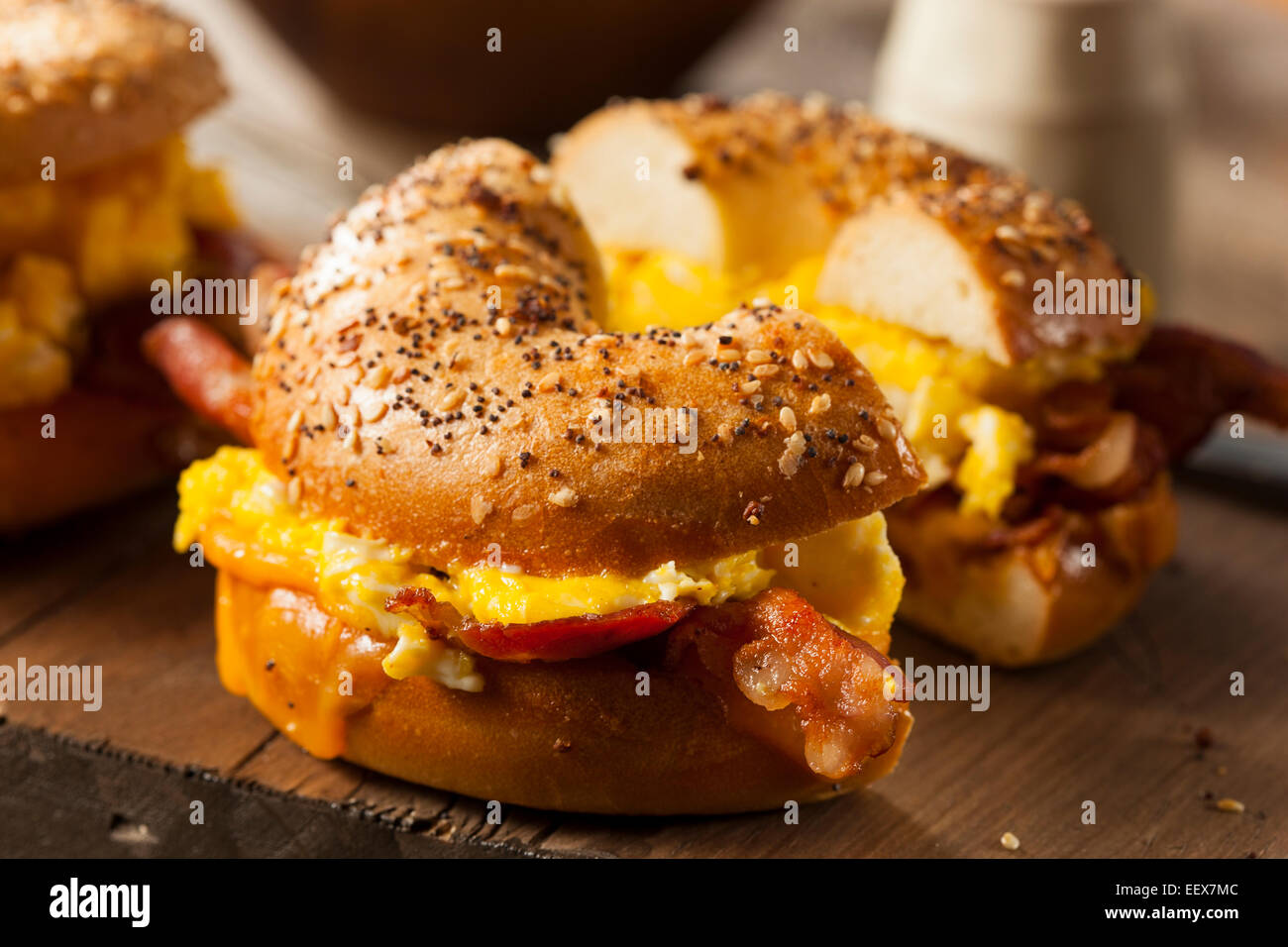 Sostanziosa colazione panino su un bagel con uova pancetta e formaggio Foto Stock