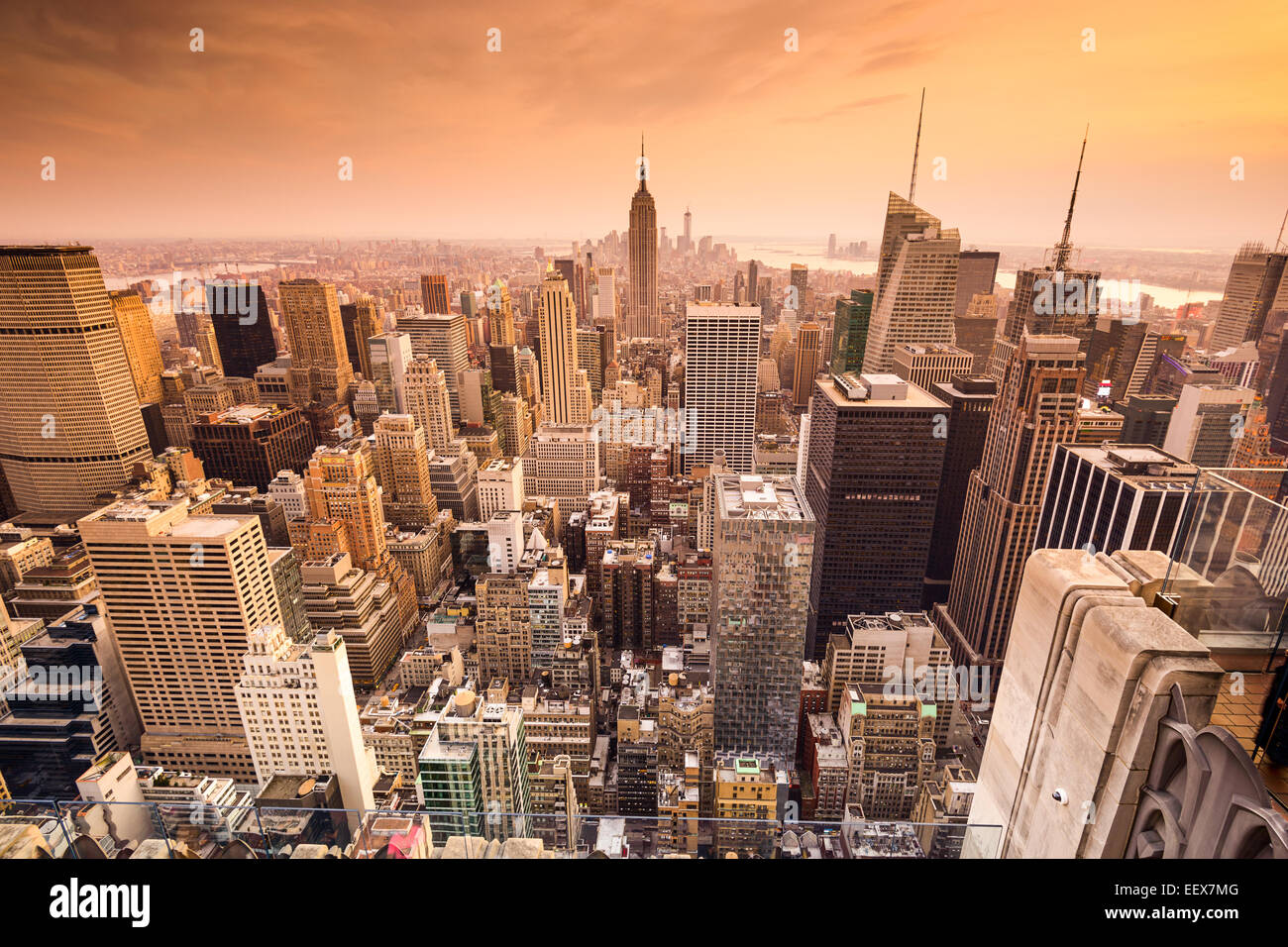 La città di New York, Stati Uniti d'America al di sopra dello skyline di Manhattan. Foto Stock