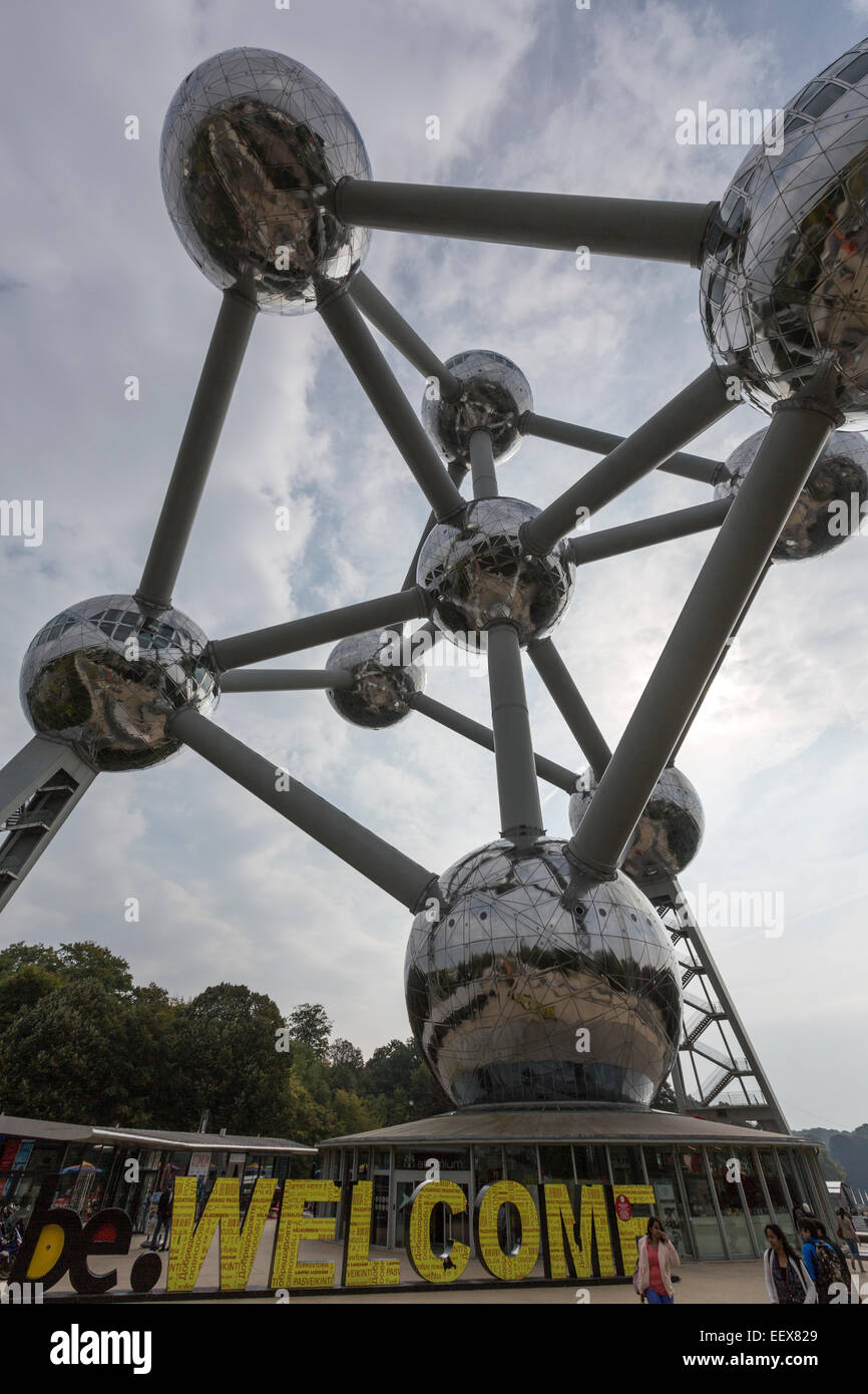 L'Atomium è un edificio di Bruxelles originariamente costruito per Expo 58, progettato da André Waterkeyn, André e Jean Polak Foto Stock