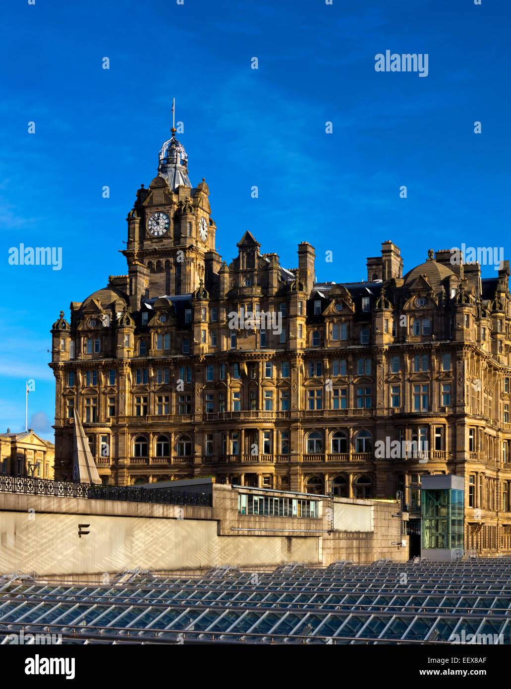 Vista della Old Waverley Hotel su Princes Street nel centro di Edimburgo in Scozia UK costruito 1848 adiacente alla stazione di Waverley Foto Stock