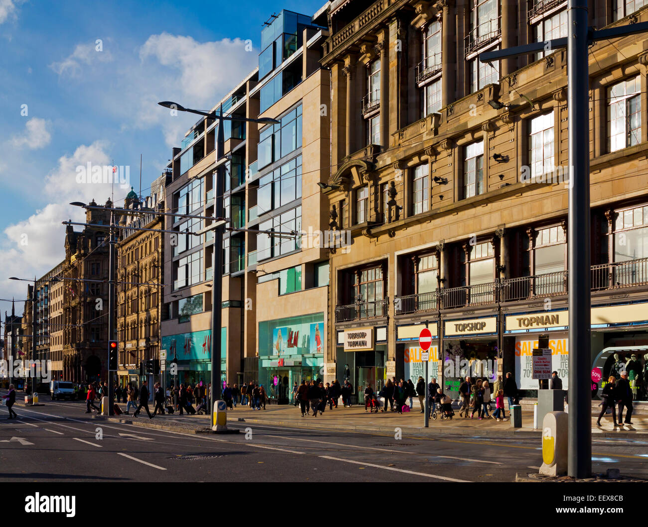 Vista di Princes Street, la principale via dello shopping nel centro di Edimburgo in Scozia UK con gli acquirenti e i pedoni Foto Stock