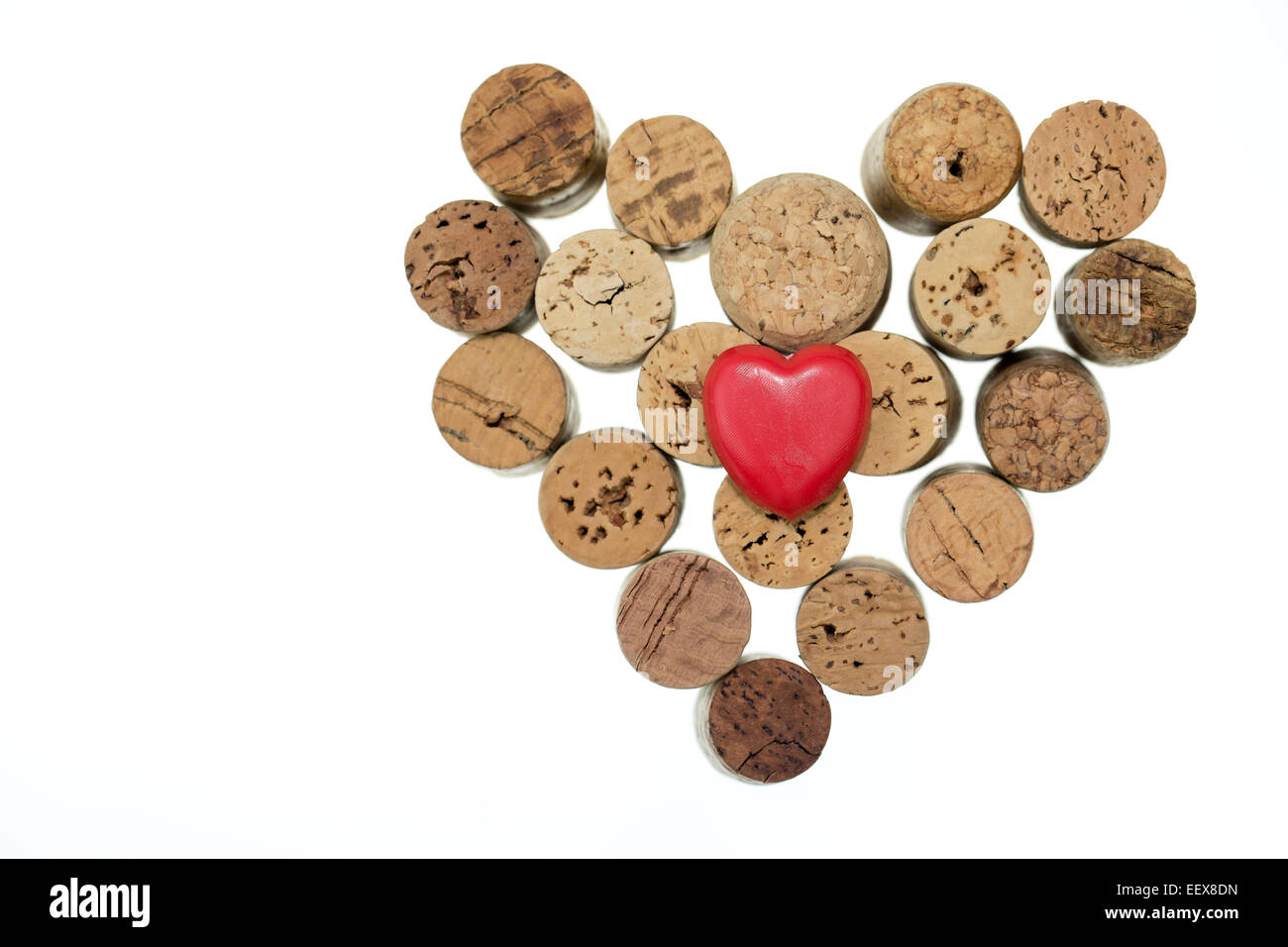Cuore rosso con tappi vino costituiscono una forma di cuore isolato su sfondo bianco spazio copia Foto Stock