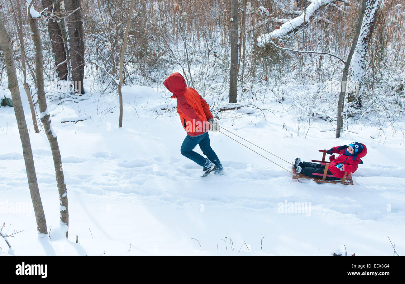Beata Planata tira il suo figlio, Julian Wilson, 3, su una slitta attraverso est Rock Park il venerdì mattina. Essi sono da New Haven. Foto Stock