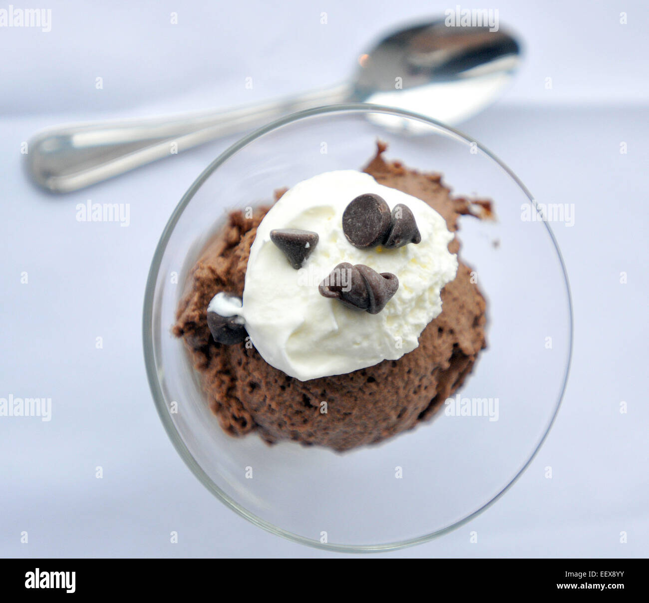 Mousse al cioccolato rendendo alla salvia in New Haven. Foto Stock