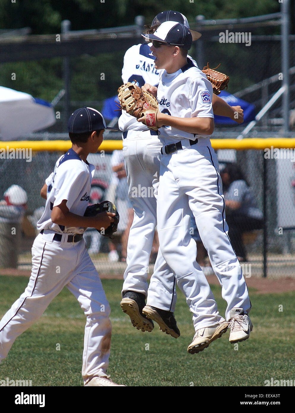 Lionville (PA) vs Berlino (MD) Little League partita del torneo su 8/6/13 in Bristol, CT, Stati Uniti d'America. La Lionville Connor Kalten, destra, celebra con Joseph Janick, posteriore, dopo Janick ha catturato l'ultimo fuori per battere di Berlino. Foto Stock