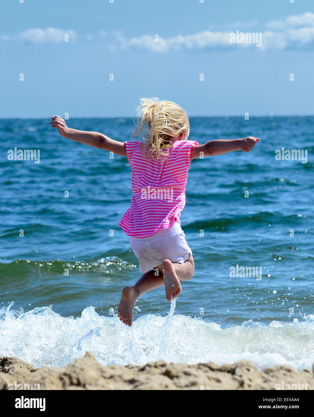 West Haven CT USA Olivia Howland, 5, gode di imperversare surf presso il West Haven spiaggia attraverso dal pulcino Drive-In del. Howland, di Durham, era con i suoi nonni, originariamente da West Haven, godendo di uno degli ultimi weekend dell'estate. Foto Stock