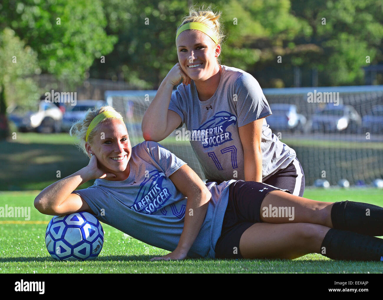 New Haven CT USA Il womens soccer team di Albertus Magnus ha tre set di gemelli, Shannon e Meaghan (fondo) grattacieli Skidmore. Foto Stock