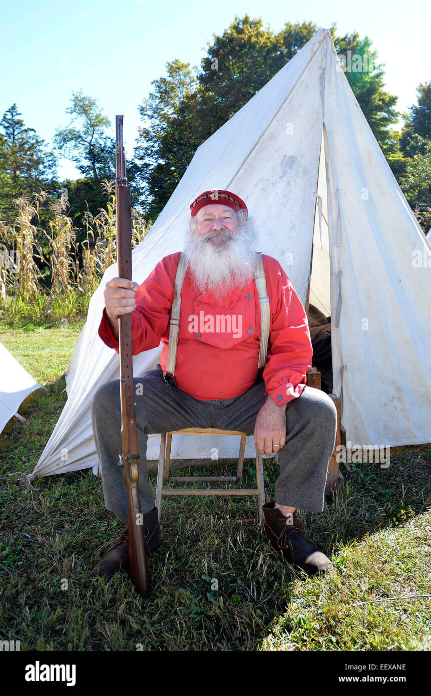 Emile Roux di Manchester, parte dell azienda H, 1 Maryland, si siede con la sua tenda durante il Connecticut Guerra civile commemorazione Commissione guerra civile encampment al Bauer Park di Madison. Foto Stock