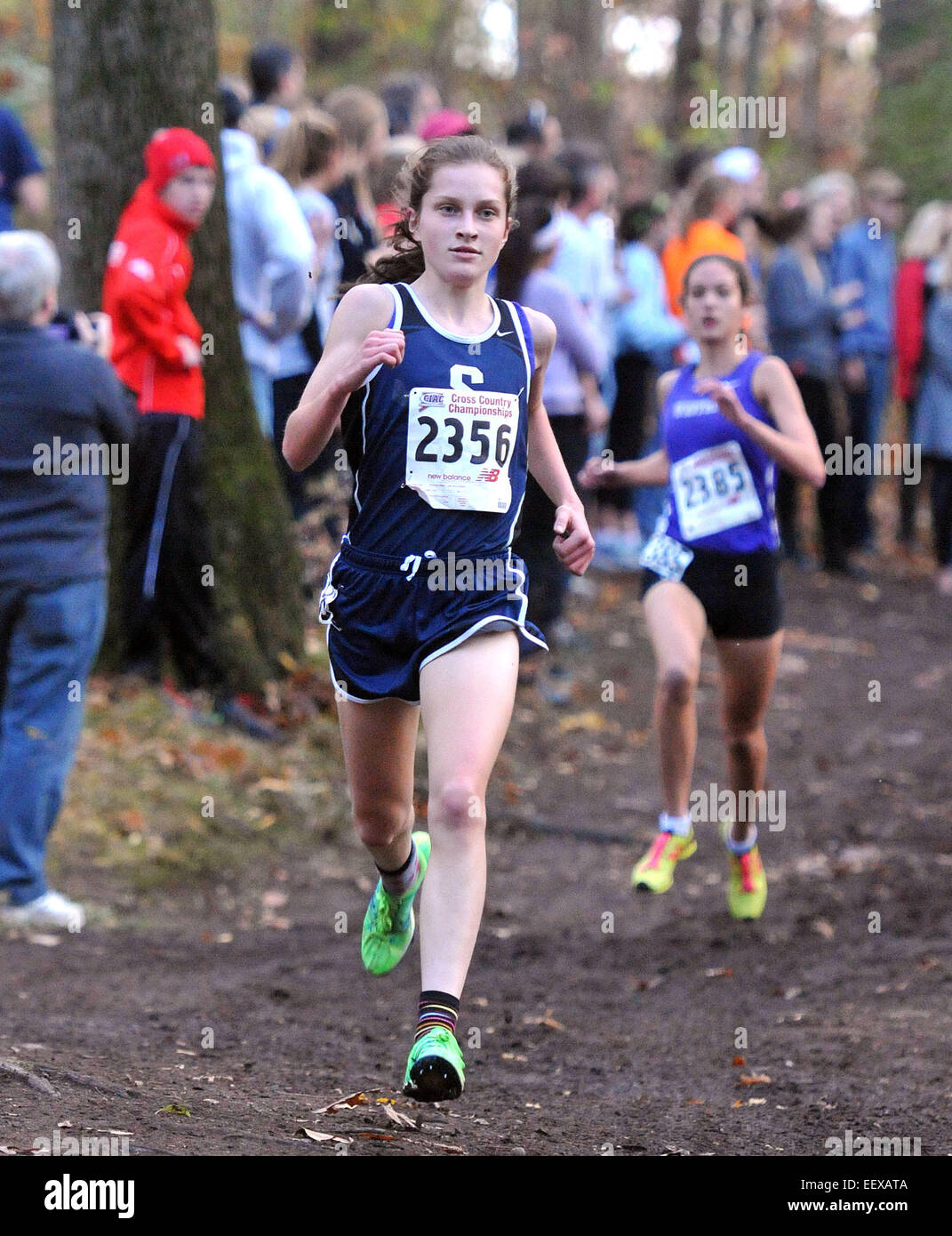 Hannah DeBalsi di punti metallici sul suo modo allo stato aperto Cross Country campionato vinto a Wickham Park a Manchester. Foto Stock