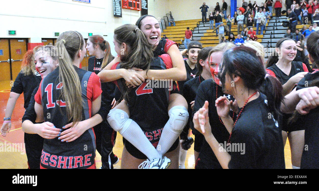 Cheshire CT USA Cheshire di Sarah Rodgers (rivolta verso la telecamera), detenute da Marli verde e il team di celebrare la loro vittoria su punti metallici durante la CIAC Classe ll campionato volley Campionato di gioco. Foto Stock