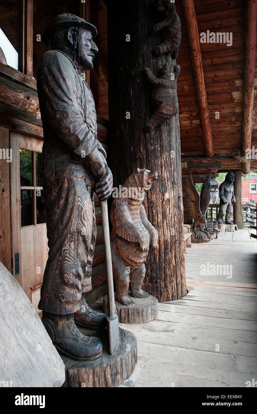 Sculture in legno al di fuori del campo 18, il ristorante in Elsie, Oregon sulla Hwy 26. Foto Stock