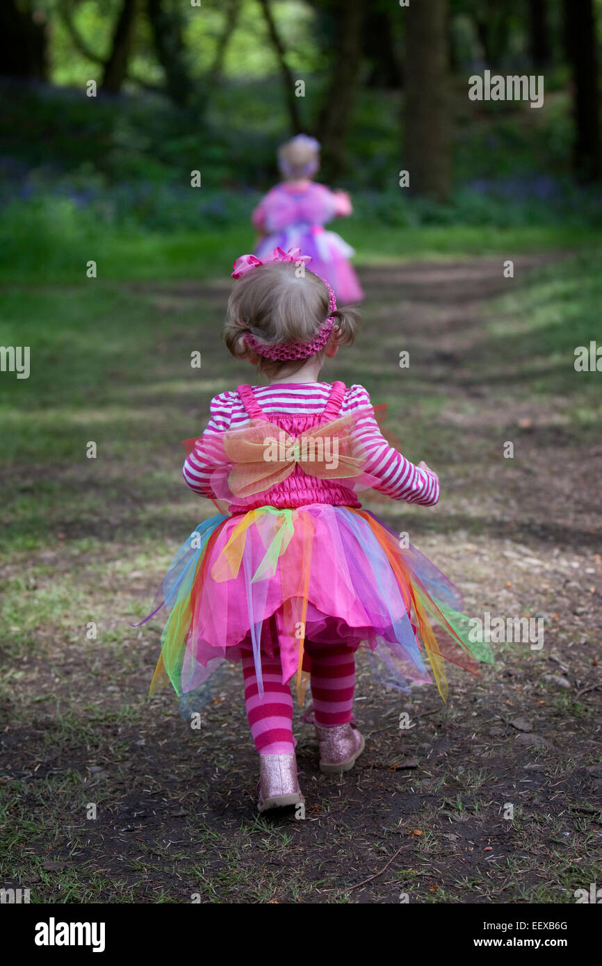 Due bambine a piedi lungo un sentiero nel bosco di primavera. Foto Stock