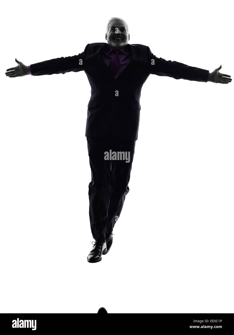 Un Caucasian Senior Business Man jumping braccia tese silhouette sullo sfondo bianco Foto Stock