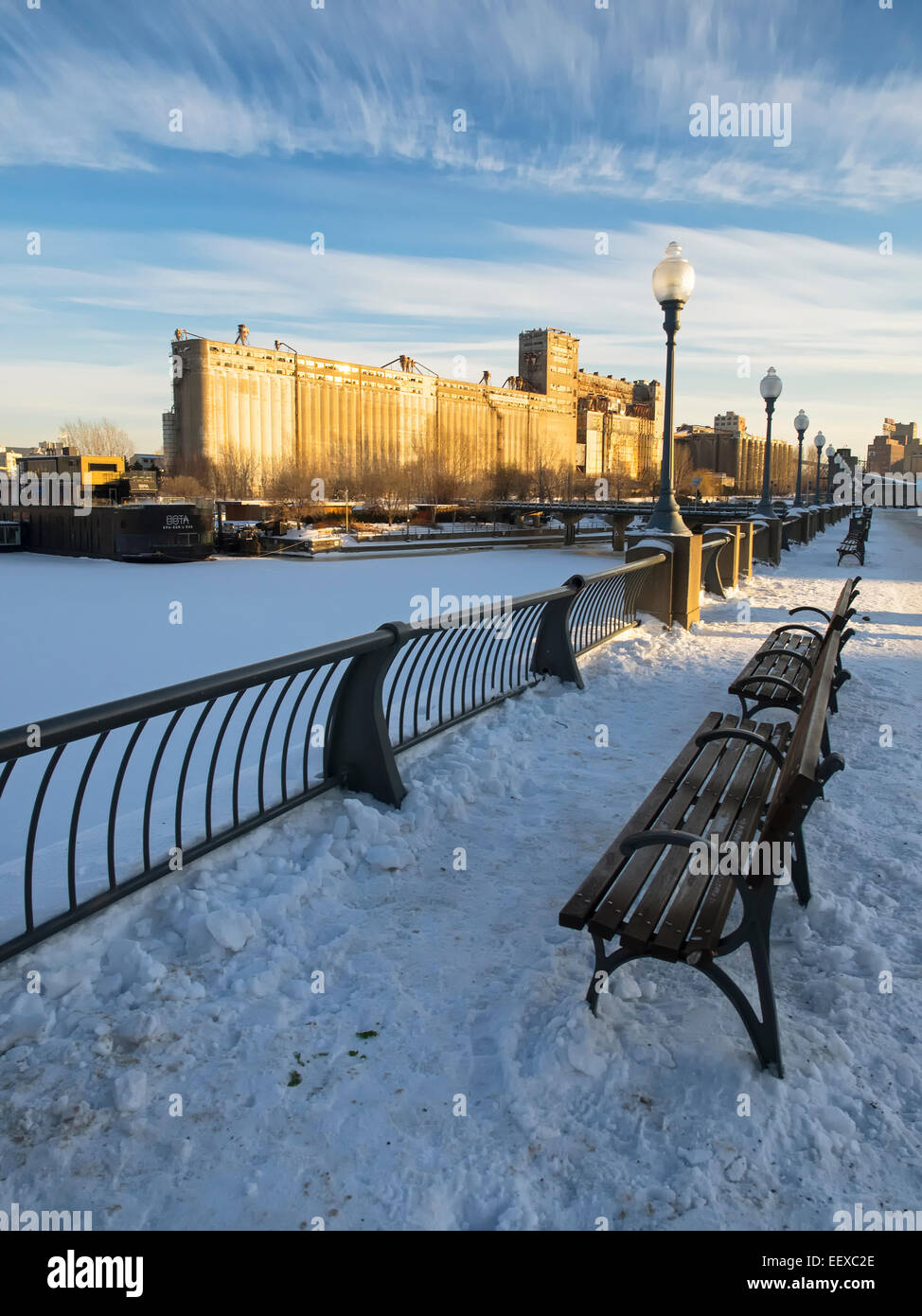 Snow marciapiede della vecchia Montreal. Congelati Saint Laurent river Foto Stock