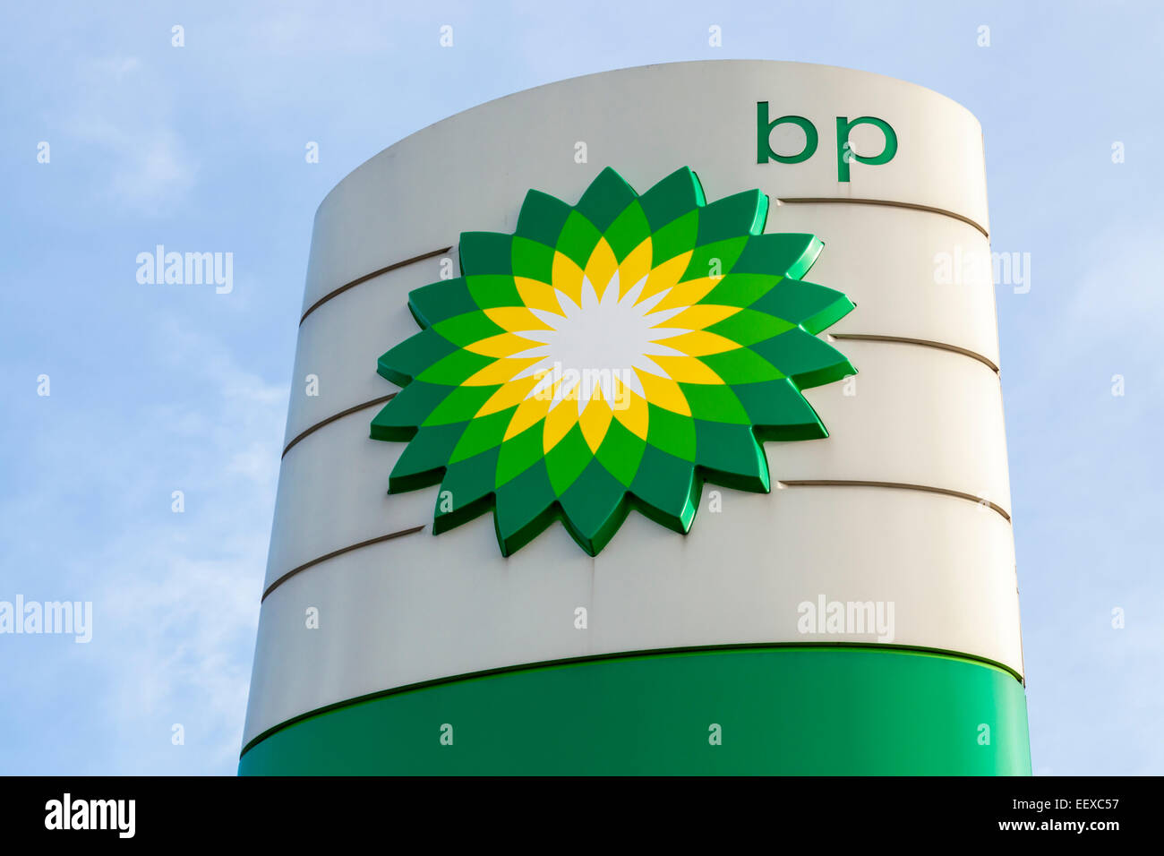 British Petroleum BP segno in corrispondenza di una stazione di benzina, Nottingham, Inghilterra, Regno Unito Foto Stock