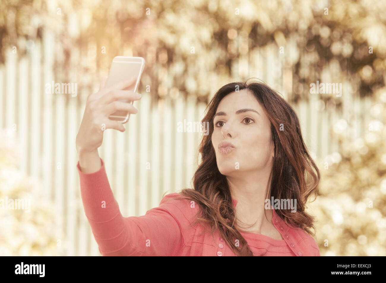 La tecnologia dello stile di vita e il concetto di rilassamento della bella giovane donna prendendo selfie con lo smartphone Foto Stock