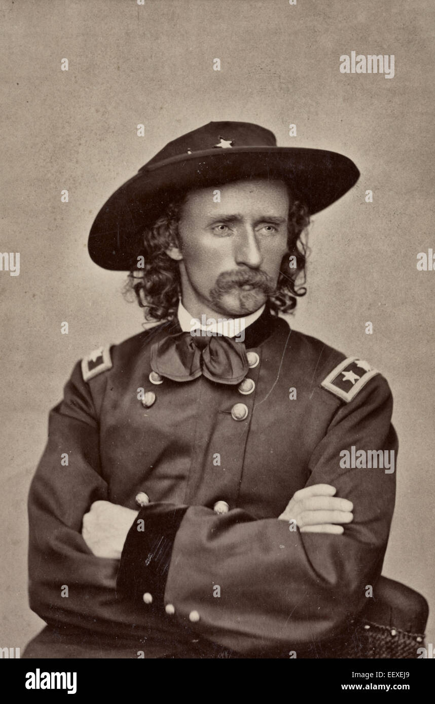 Il maggiore generale George Armstrong Custer della seconda esercito regolare reggimento di cavalleria, quinto esercito regolare reggimento di cavalleria, aiutante di campo U.S. Volontari reggimento di fanteria, e in generale il personale U.S. Volontari reggimento di fanteria in uniforme, 1865 Foto Stock