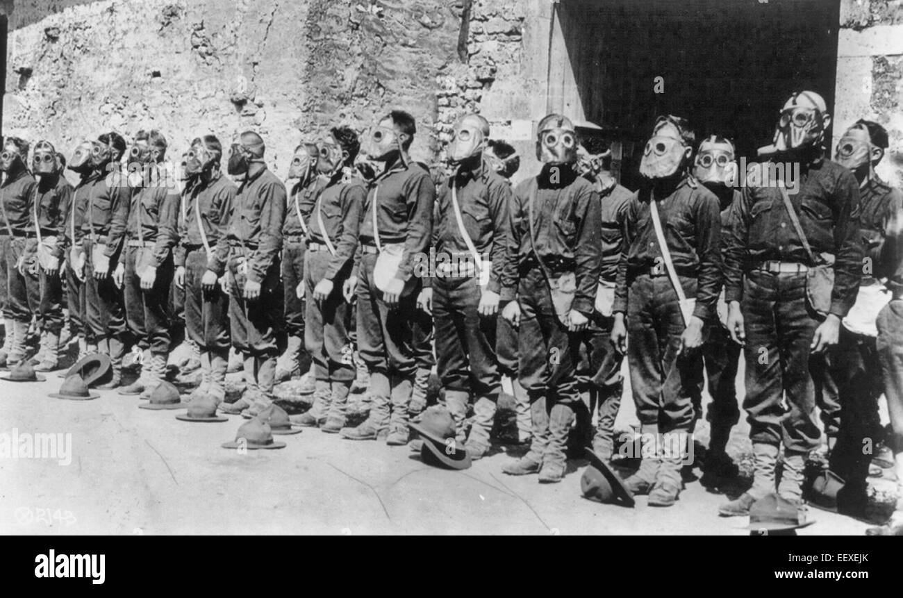 Stati Uniti Marines in piedi in fila con le maschere antigas allegata; Francia, 1918 Foto Stock