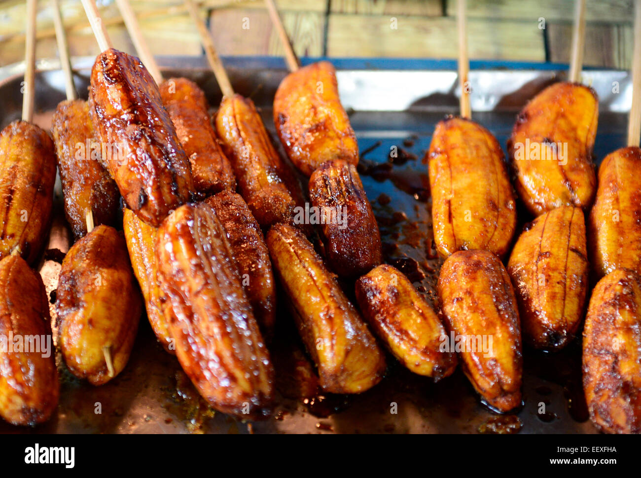 Banane fritte è molto popolare di street food snack nelle Filippine. Foto Stock