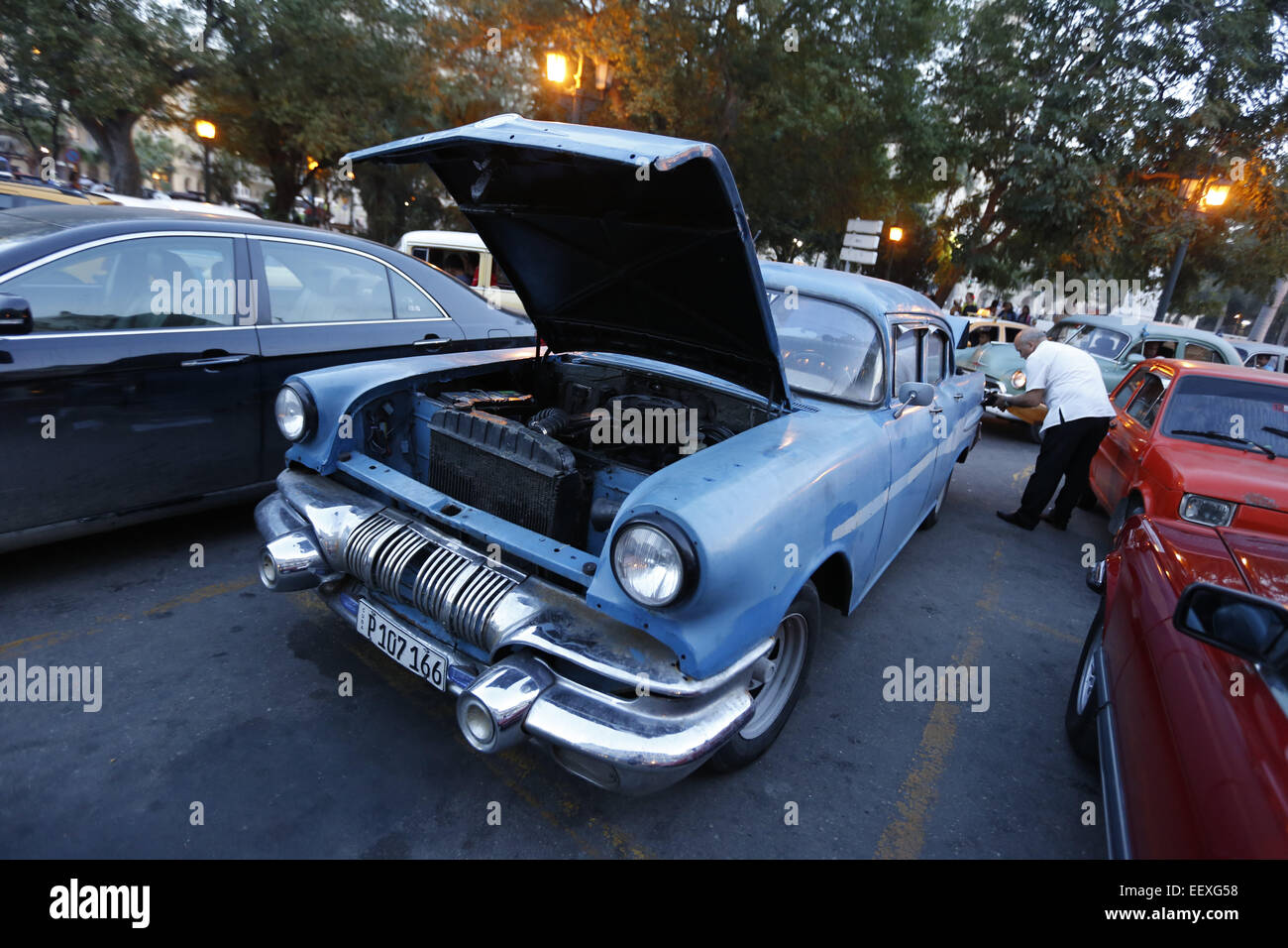 L'Avana, Cuba. Xx Dec, 2014. Un tassista gas il suo vintage americano auto realizzato nella Habana Vieja (l'Avana Vecchia) sezione di Havana, Cuba. © Angelo Chevrestt/ZUMA filo/Alamy Live News Foto Stock