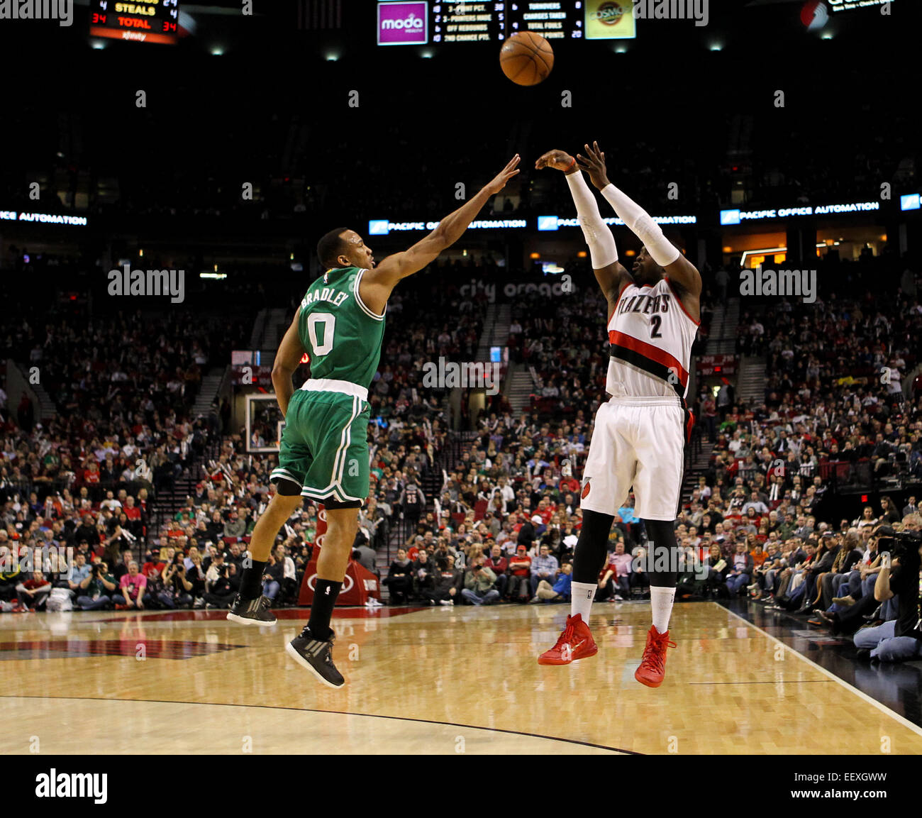 Portland, Oregon. Il 22 gennaio, 2015. WESLEY MATTHEWS (2) scatta una tre-puntatore. Il Portland Trail Blazers gioca il Boston Celtics presso il Centro Moda su Gennaio 3, 2015. Credito: David Blair/ZUMA filo/Alamy Live News Foto Stock