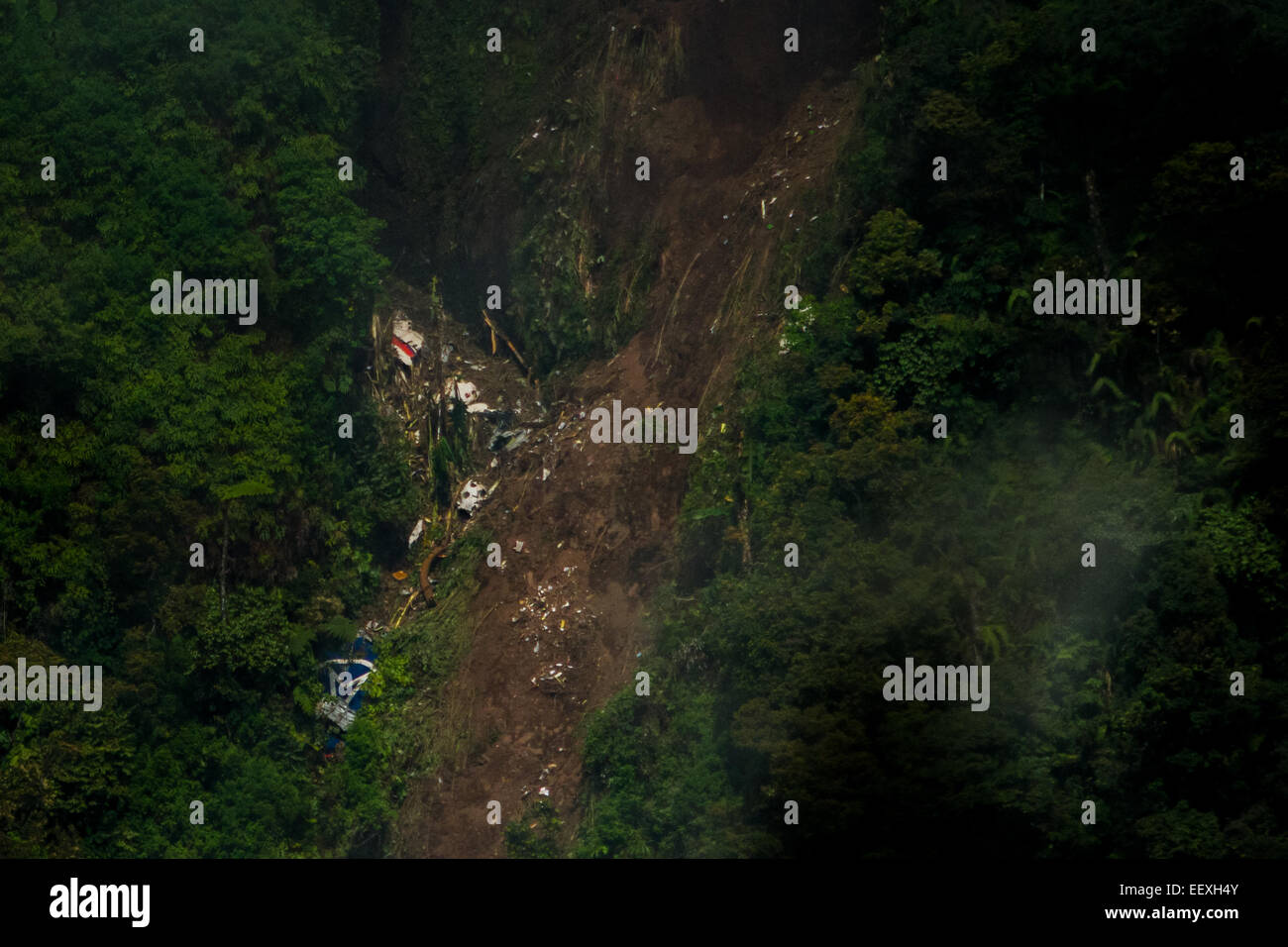 Monte Salak, Giava Occidentale, Indonesia. 11 maggio 2012. Sukhoi Superjet 100 (SSJ-100) crash sito, due giorni dopo l'incidente. Foto di archivio. Reportage. Foto Stock