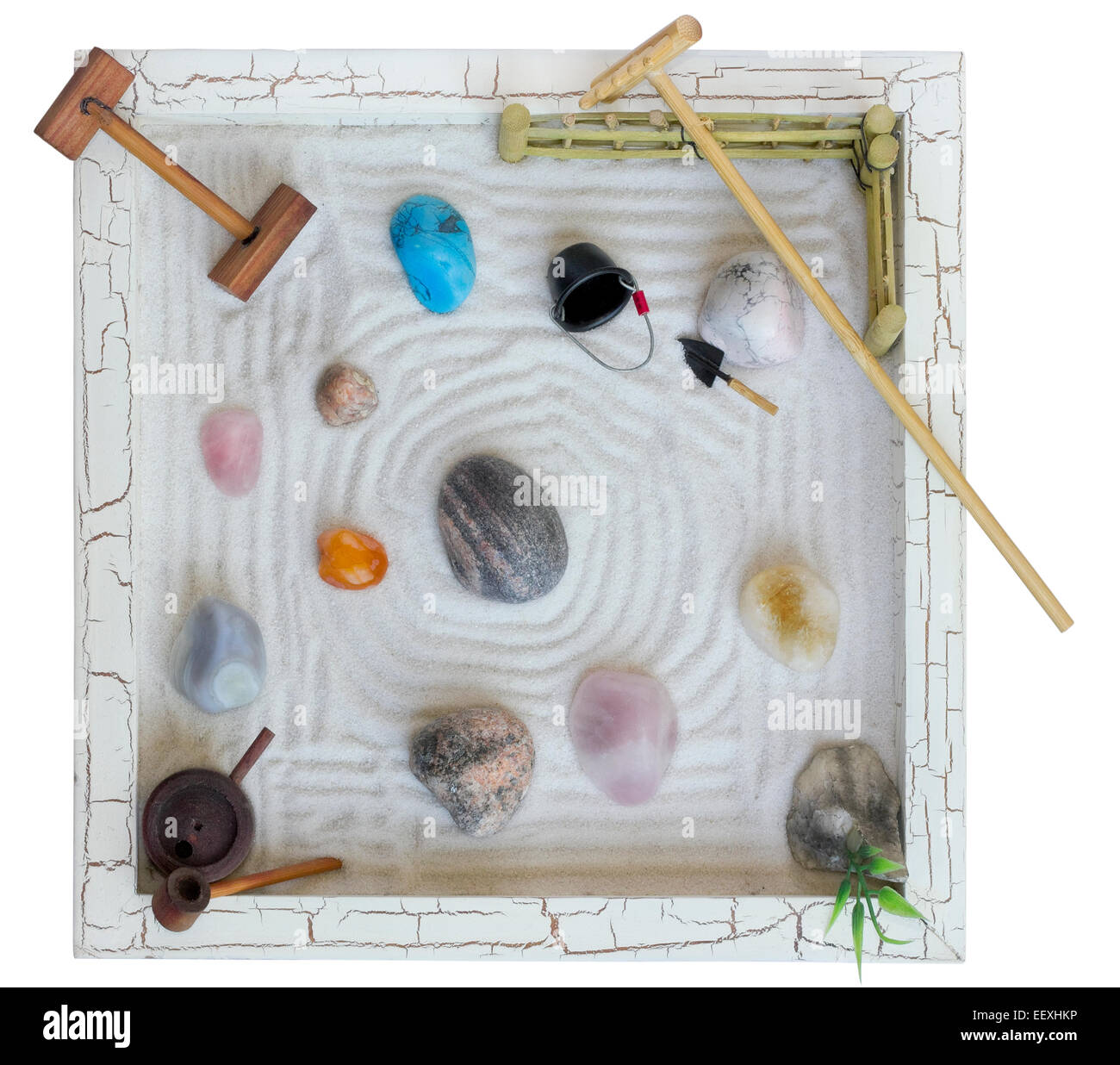 Giapponese pietra mini giardino isolato concetto giocattolo. Argomenti per un relax e meditazione Foto Stock