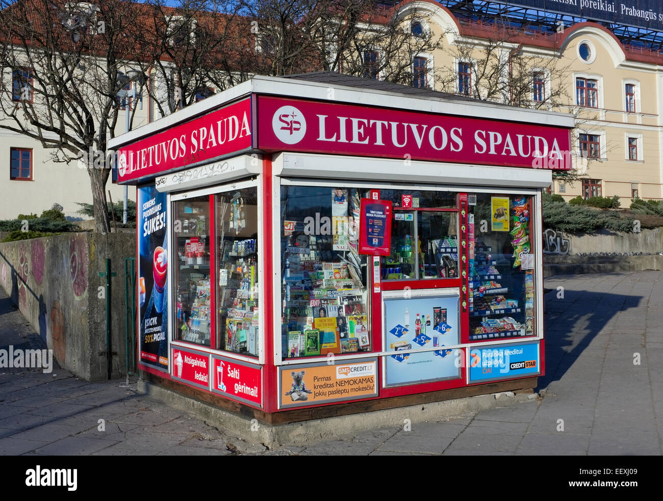 VILNIUS, Lituania - 29 novembre 2014: piccolo negozio "Lietuvos Spauda' per la vendita di giornali e riviste sulla strada della citta'. Il b Foto Stock