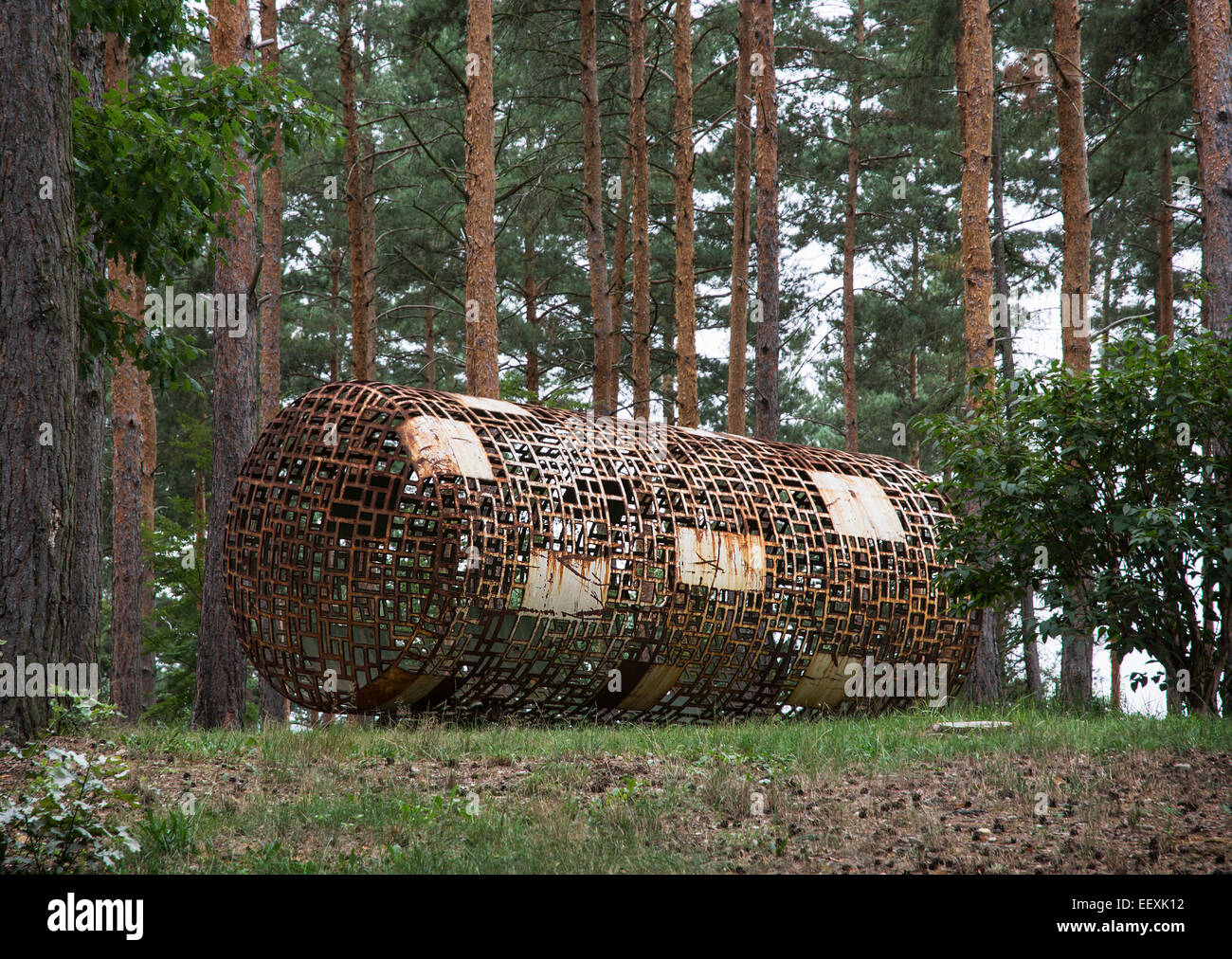 Scultura astratta nella forma del rullo e da alberi di pino. Giardino botanico di Praga, Repubblica Ceca. Foto Stock