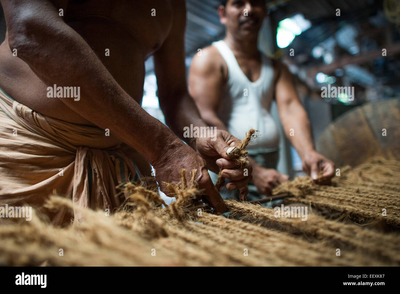 Fabbricazione di tappeti da fibre di cocco o di cocco, fibre di cocco industria, fabbrica, Alappuzha, Kerala, India, Asia Foto Stock