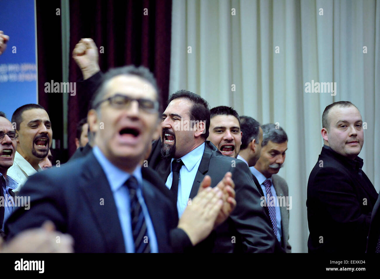 Golden Dawn estrema destra i membri del partito, gridare slogan durante un gennaio 2015 pre-comizio elettorale nel nord della città greca di Salonicco Foto Stock