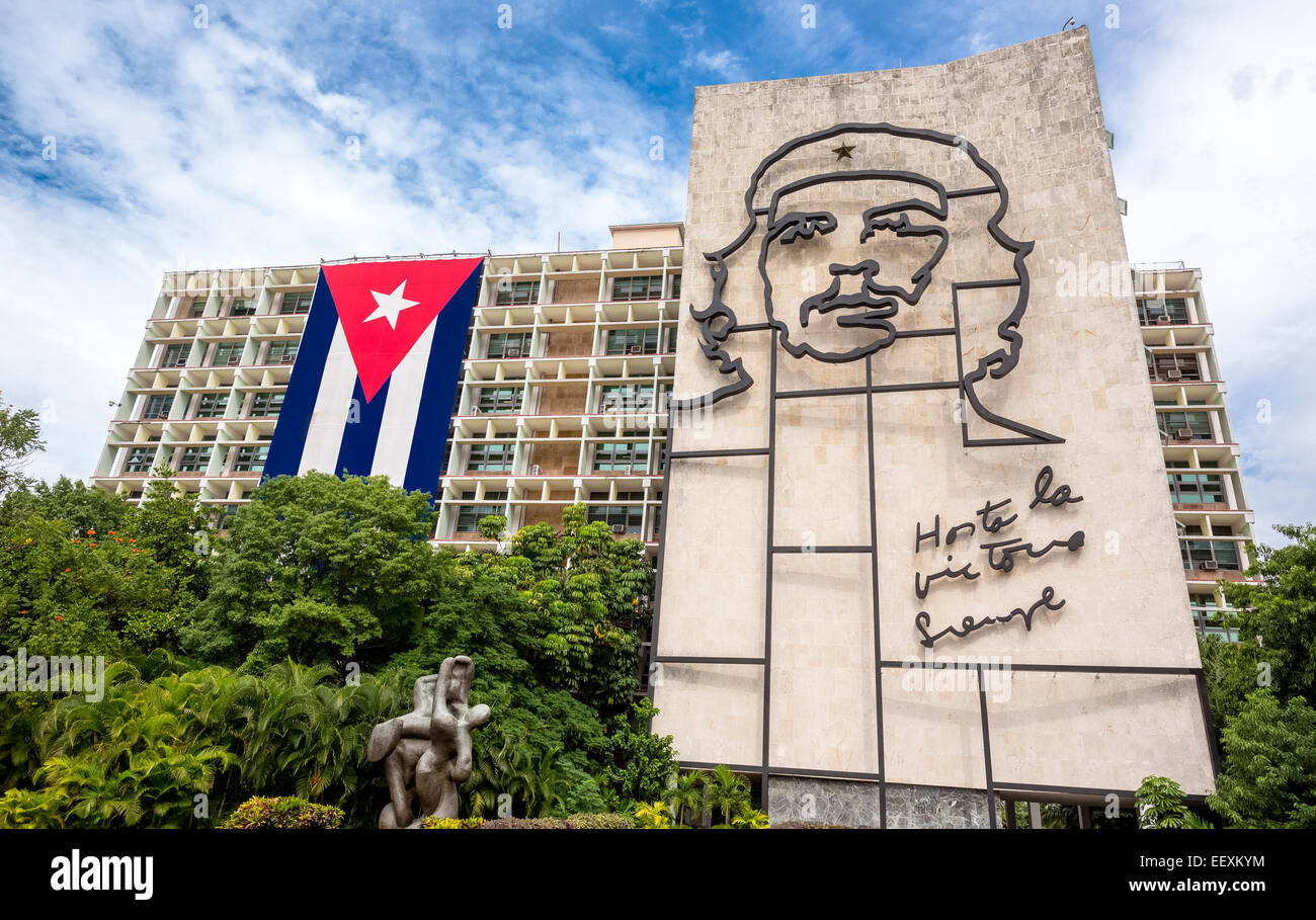 Ernesto Che Guevara come un arte di installazione e la propaganda opera d'arte su un muro di casa sulla Piazza della Rivoluzione, muro di casa del Foto Stock